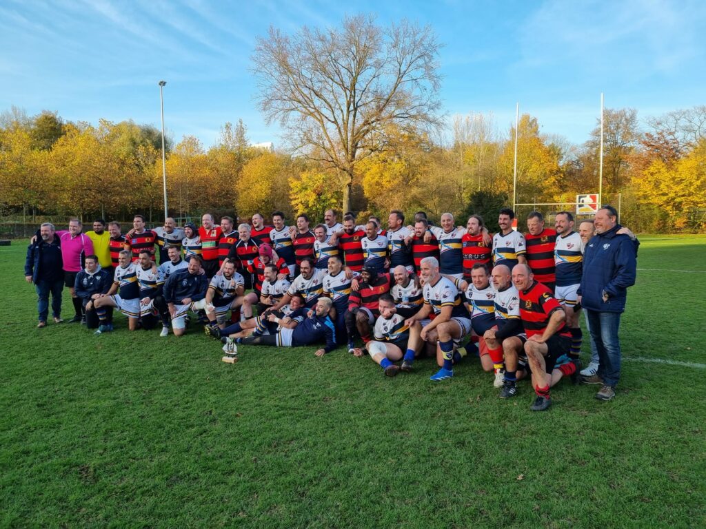 75 Jahre Hamburger Rugby-Club 2 HRC Gruppenfoto mit der gegenerischen Mannschaft aus Arles. Nach dem Spiel wird gemeinsam gefeiert.